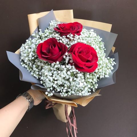 3_red_roses_with_baby_breath_hand_bouquet_1506035816_dc4ae4ac.jpg