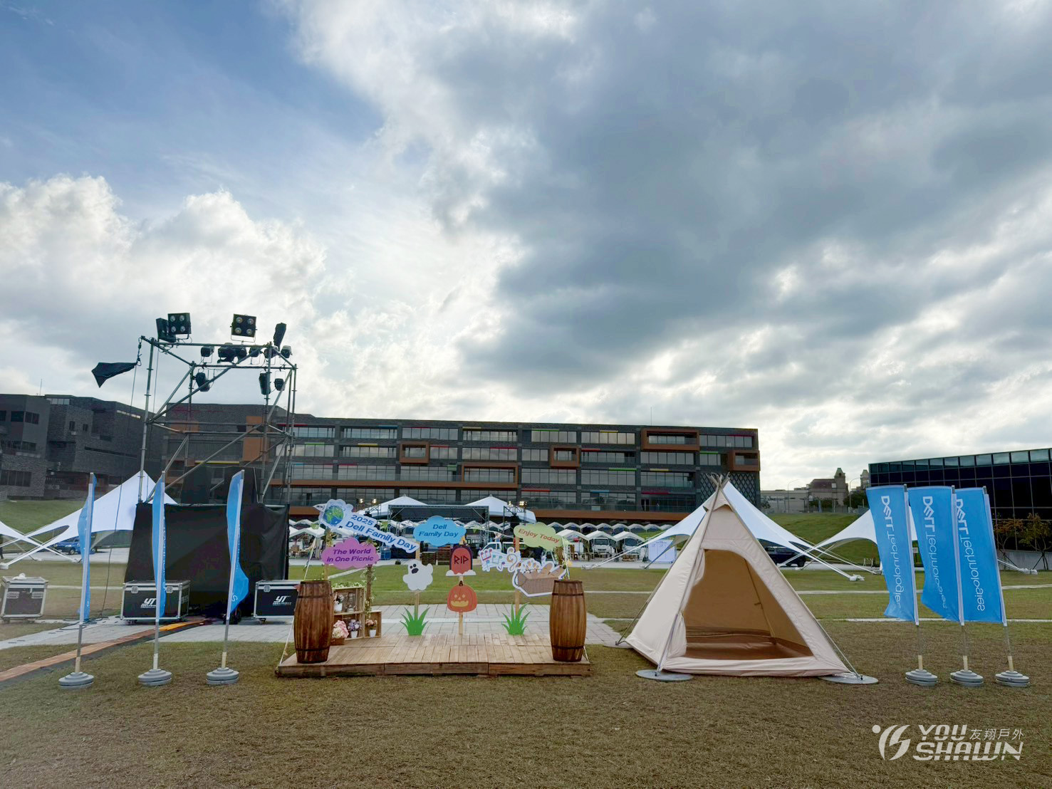 LINE_ALBUM_陽光劇場進17005背板、佈置。_251103_7