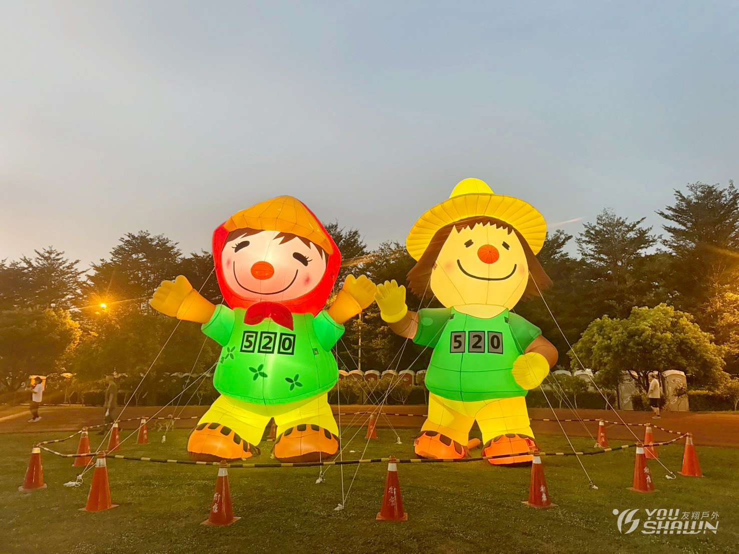 LINE_ALBUM_大漢17001進燈光、logo、高把桌2、座墊12_251110_1