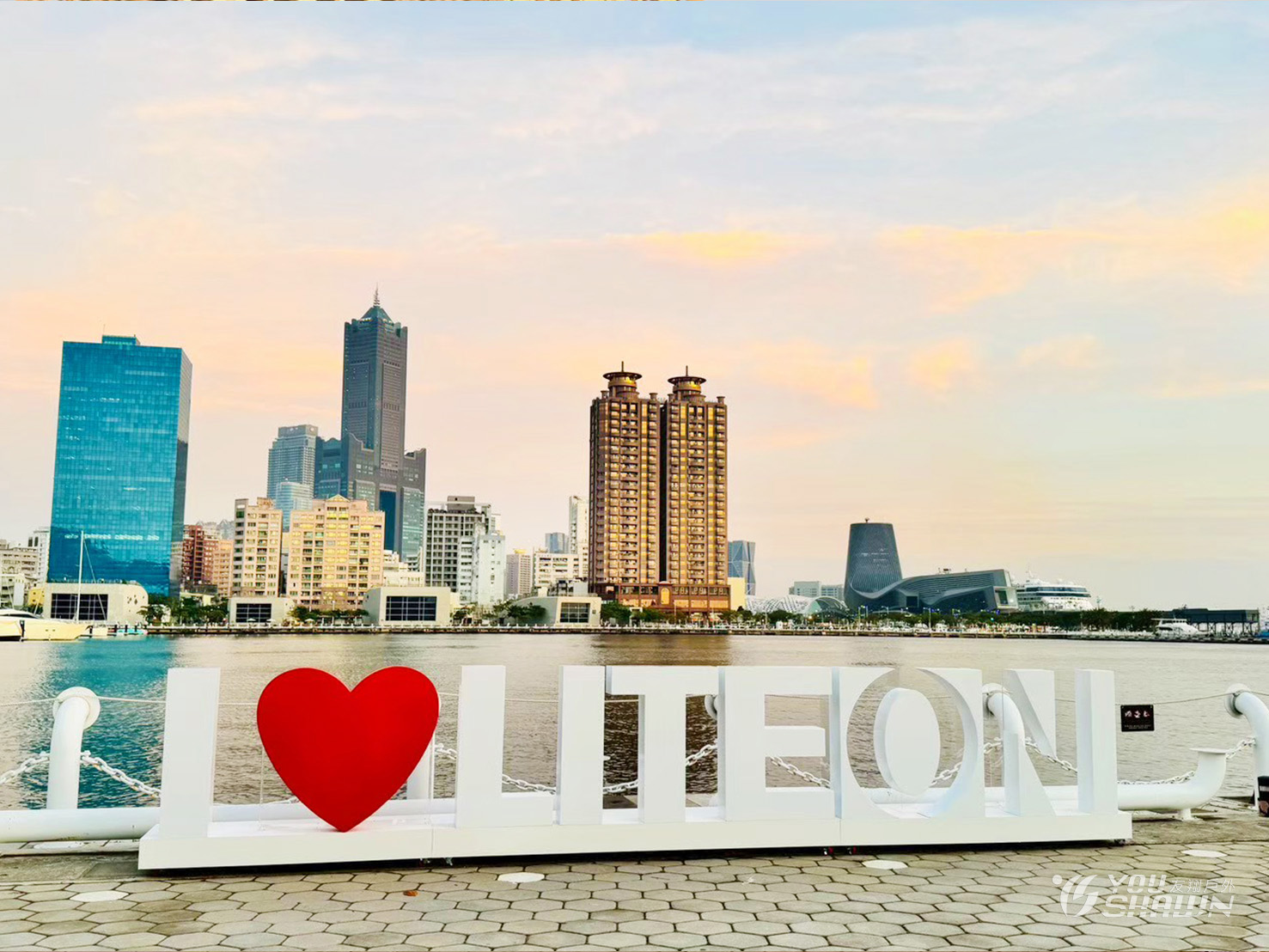 LINE_ALBUM_20251121海風廣場進彈性天幕，串燈、串旗、棧板。_260129_10