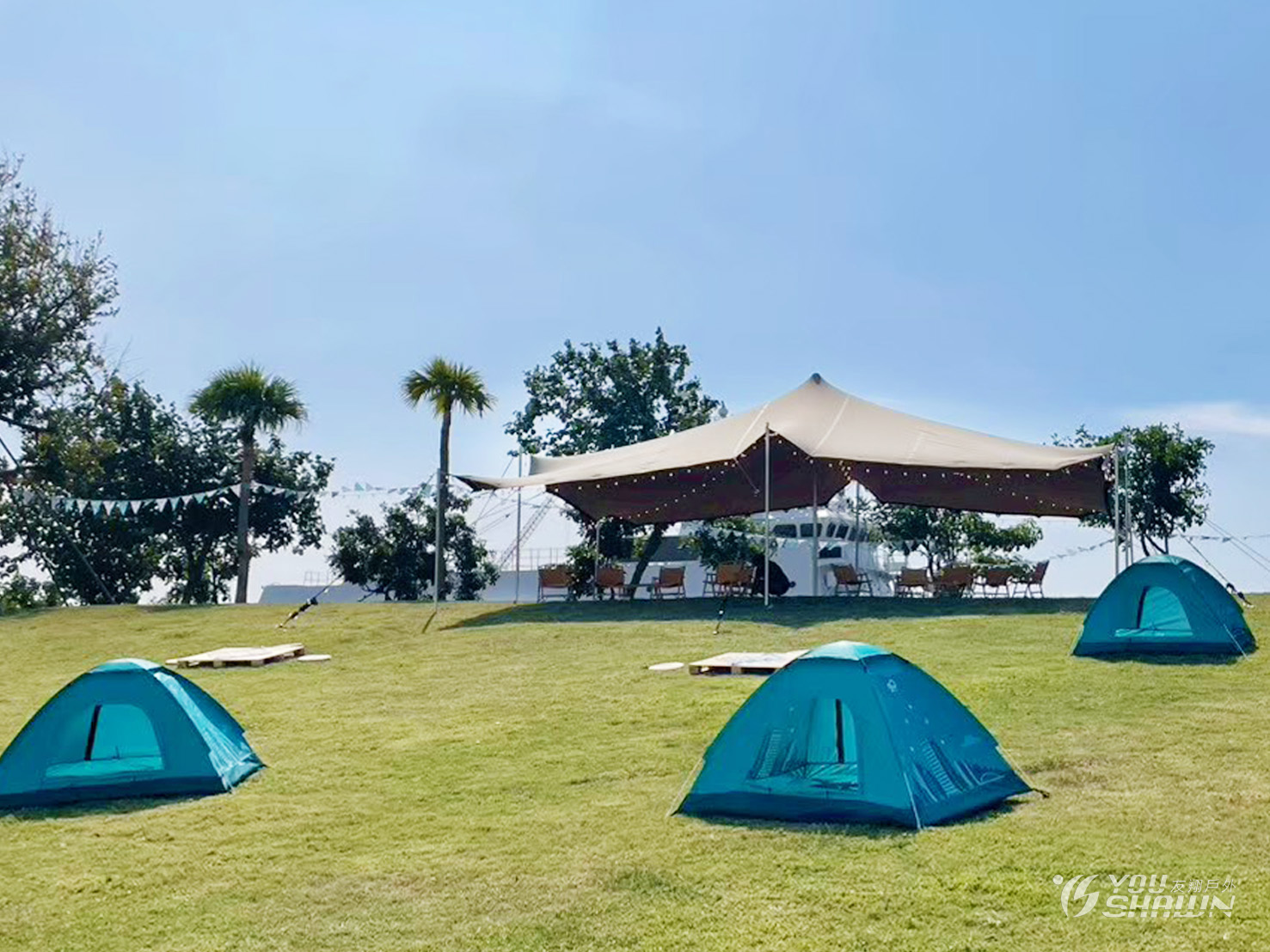 LINE_ALBUM_20251121海風廣場進彈性天幕，串燈、串旗、棧板。_260129_21