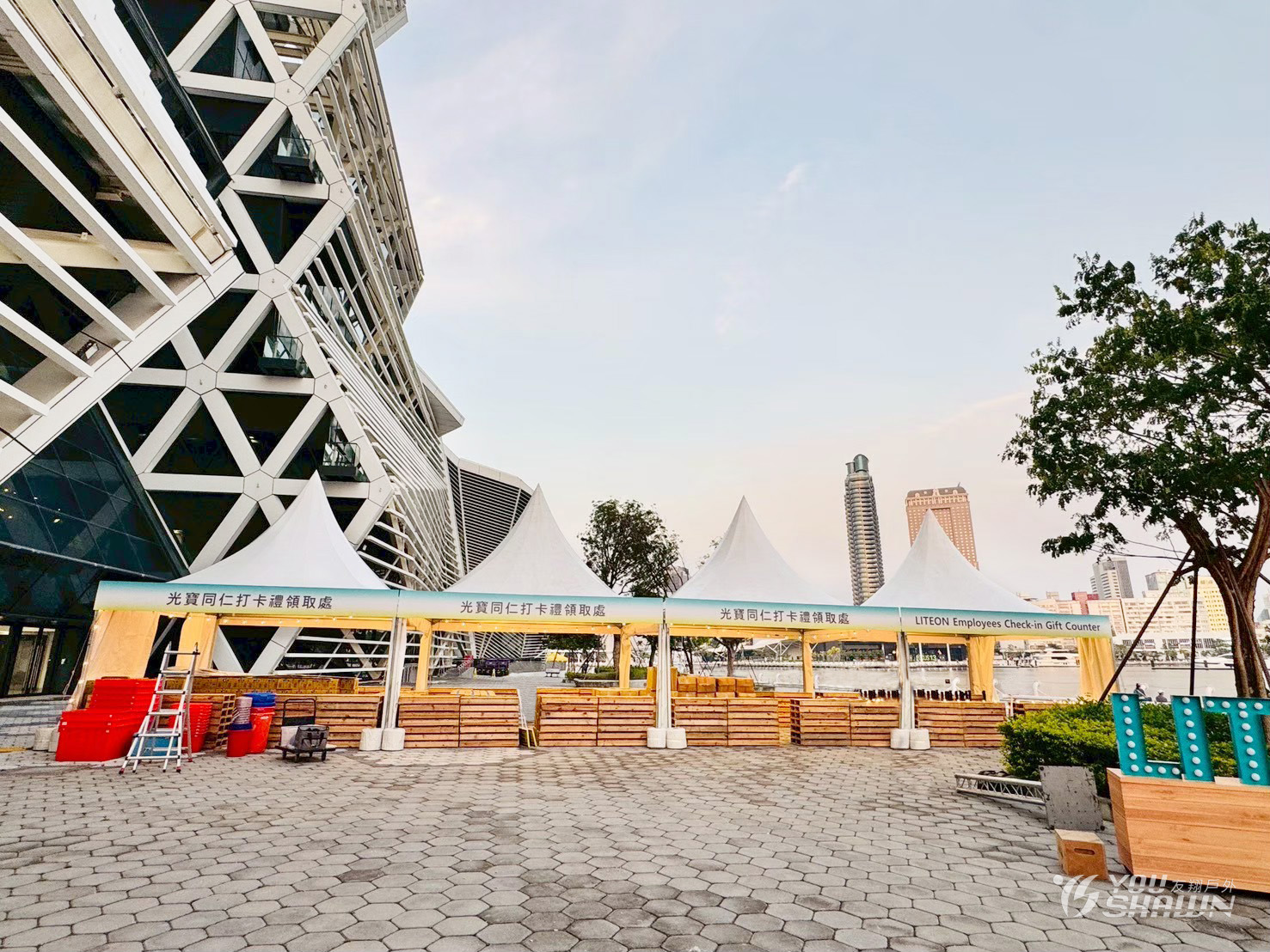 LINE_ALBUM_20251121海風廣場進彈性天幕，串燈、串旗、棧板。_260129_12