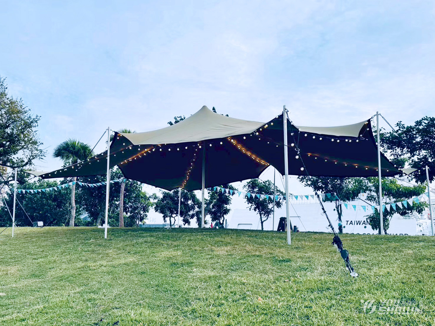 LINE_ALBUM_20251121海風廣場進彈性天幕，串燈、串旗、棧板。_260129_14