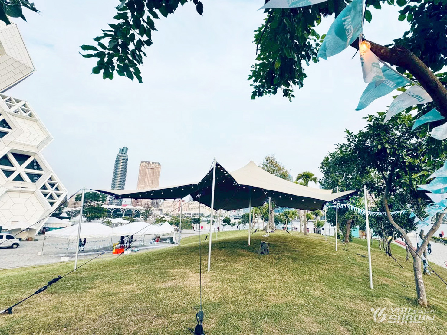 LINE_ALBUM_20251121海風廣場進彈性天幕，串燈、串旗、棧板。_260129_13