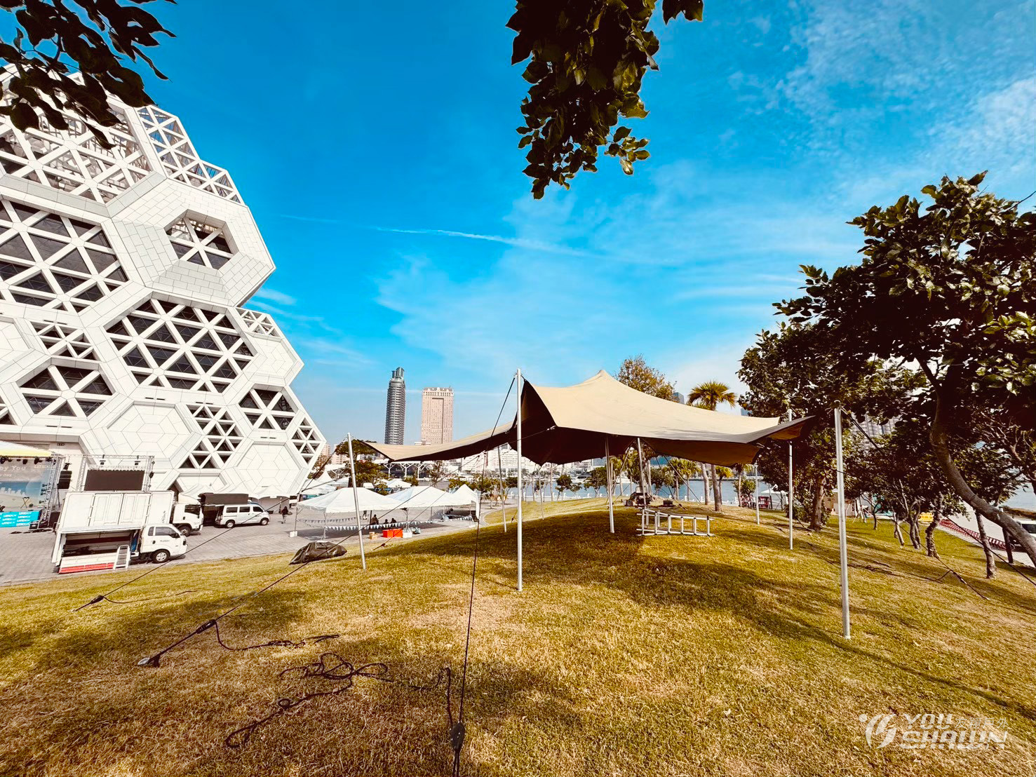 LINE_ALBUM_20251121海風廣場進彈性天幕，串燈、串旗、棧板。_260129_19