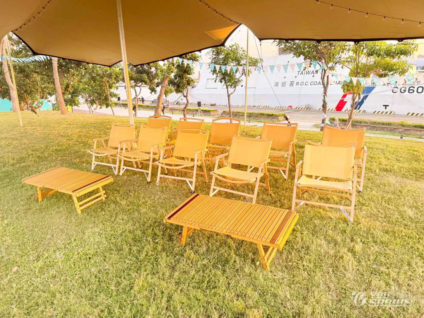 LINE_ALBUM_20251121海風廣場進彈性天幕，串燈、串旗、棧板。_260129_5