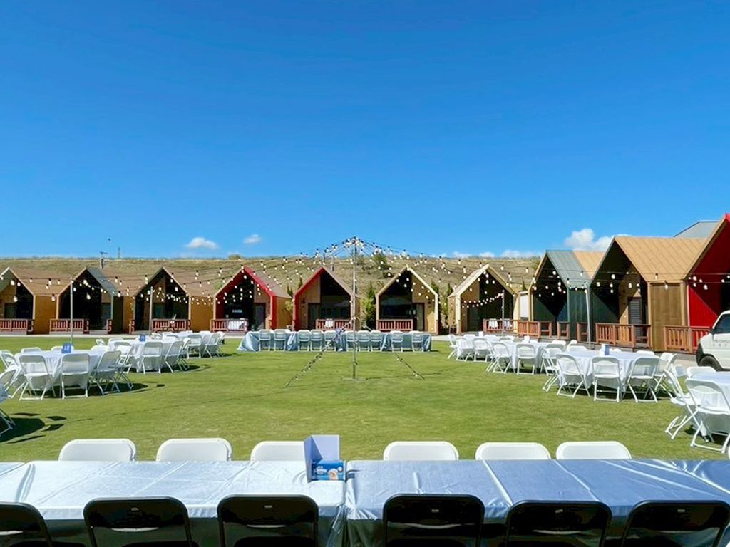 LINE_ALBUM_大溪王老先生-李小姐婚宴-串燈桌椅進_251021_5