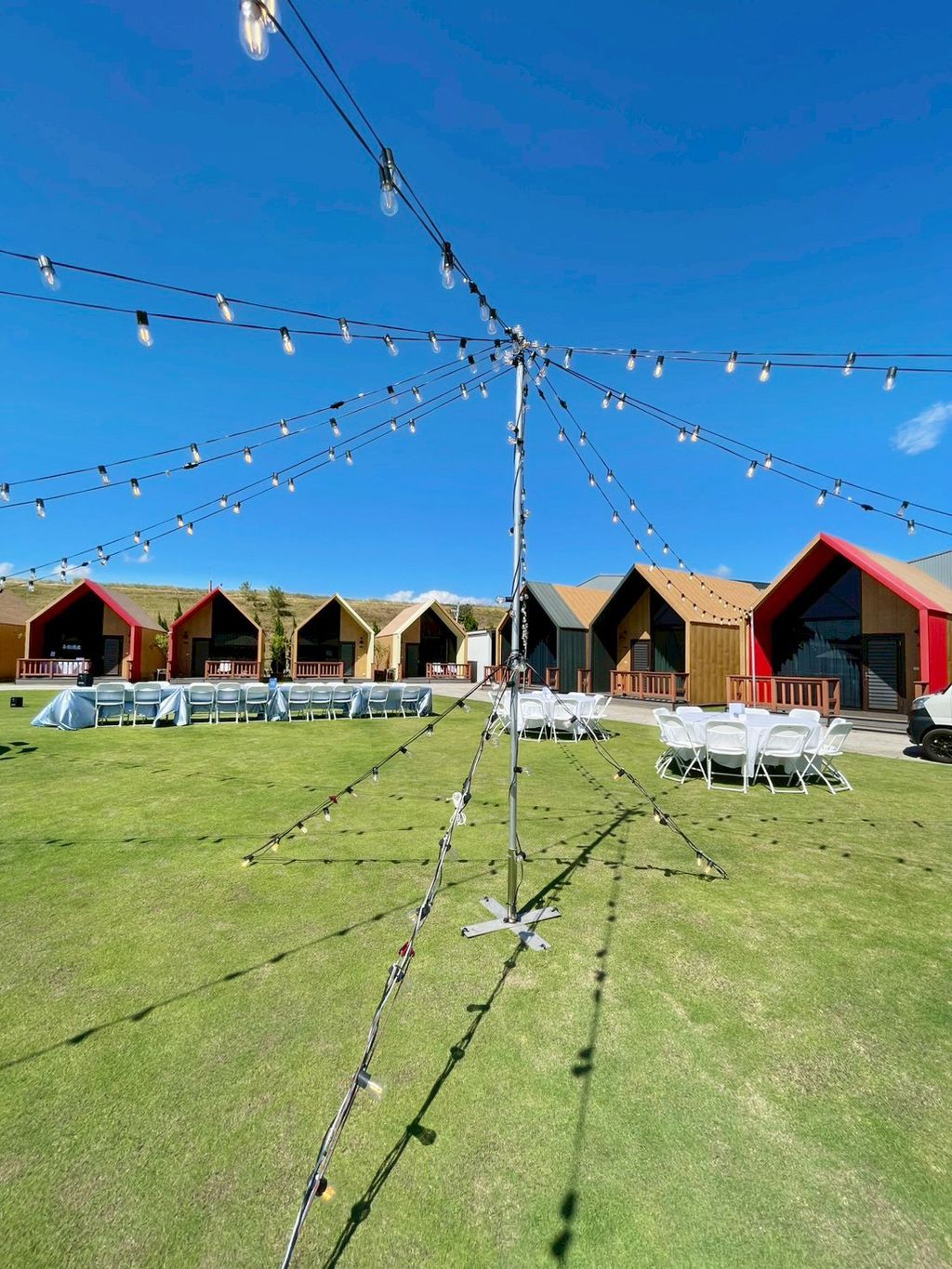 LINE_ALBUM_大溪王老先生-李小姐婚宴-串燈桌椅進_251021_3