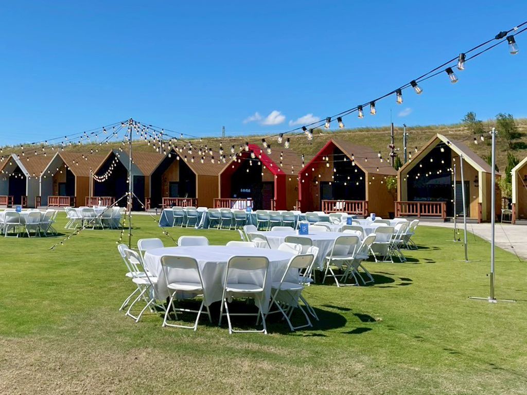 LINE_ALBUM_大溪王老先生-李小姐婚宴-串燈桌椅進_251021_1