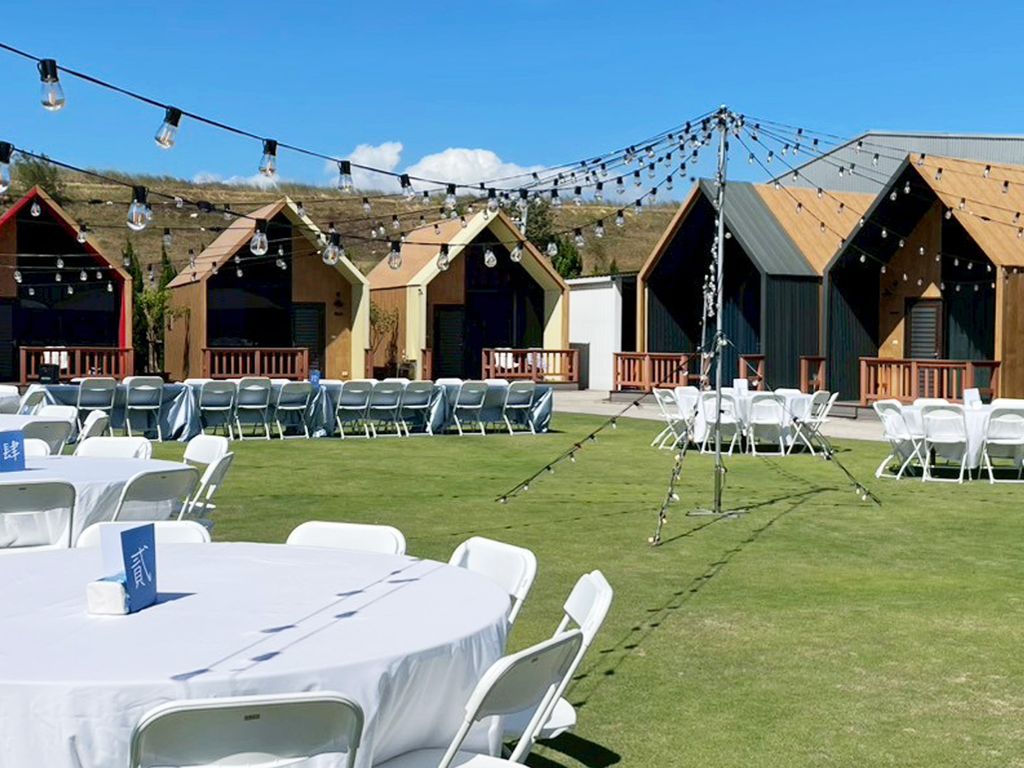 LINE_ALBUM_大溪王老先生-李小姐婚宴-串燈桌椅進_251021_4