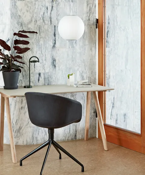 AAC 21 black base silk SIL0842_CPH90 Desk off white linoleum_Bubble Lamp Ball_Marselis Table Lamp black.jpg