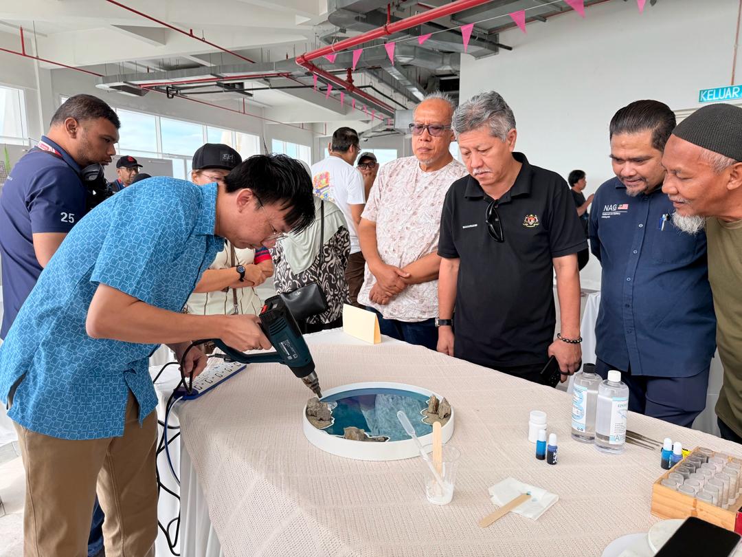 resin artist demonstrate ocean wave making of 50cm diameter of round frame in front of prominent figure