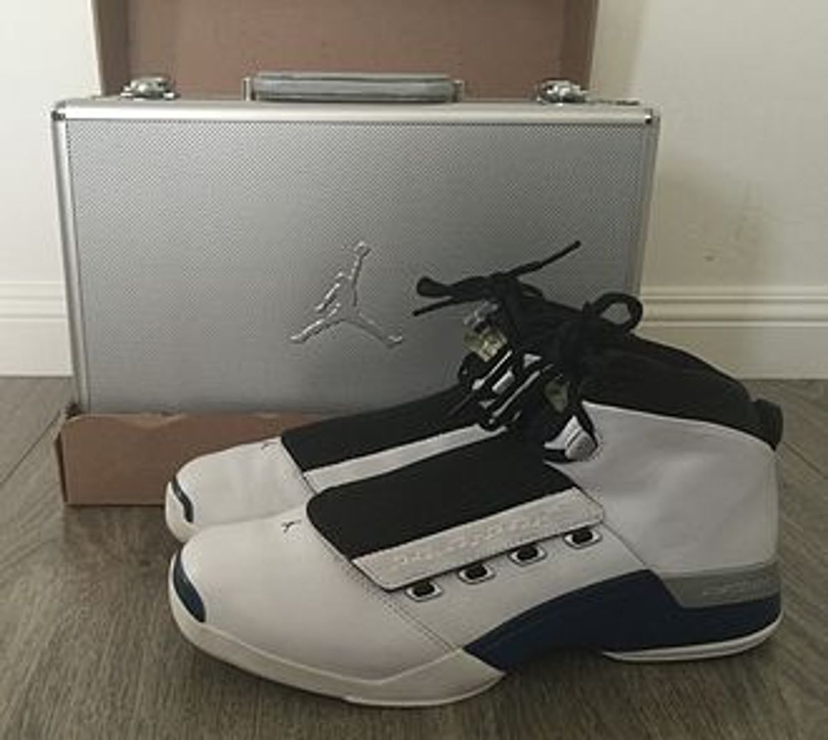 AJ XVII