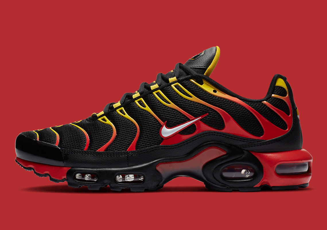 Another Blazing Hot Gradient Appears On The Ubiquitous Nike Air Max Plus