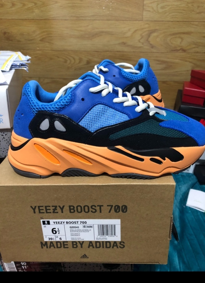 yeezy boost 700 bleu