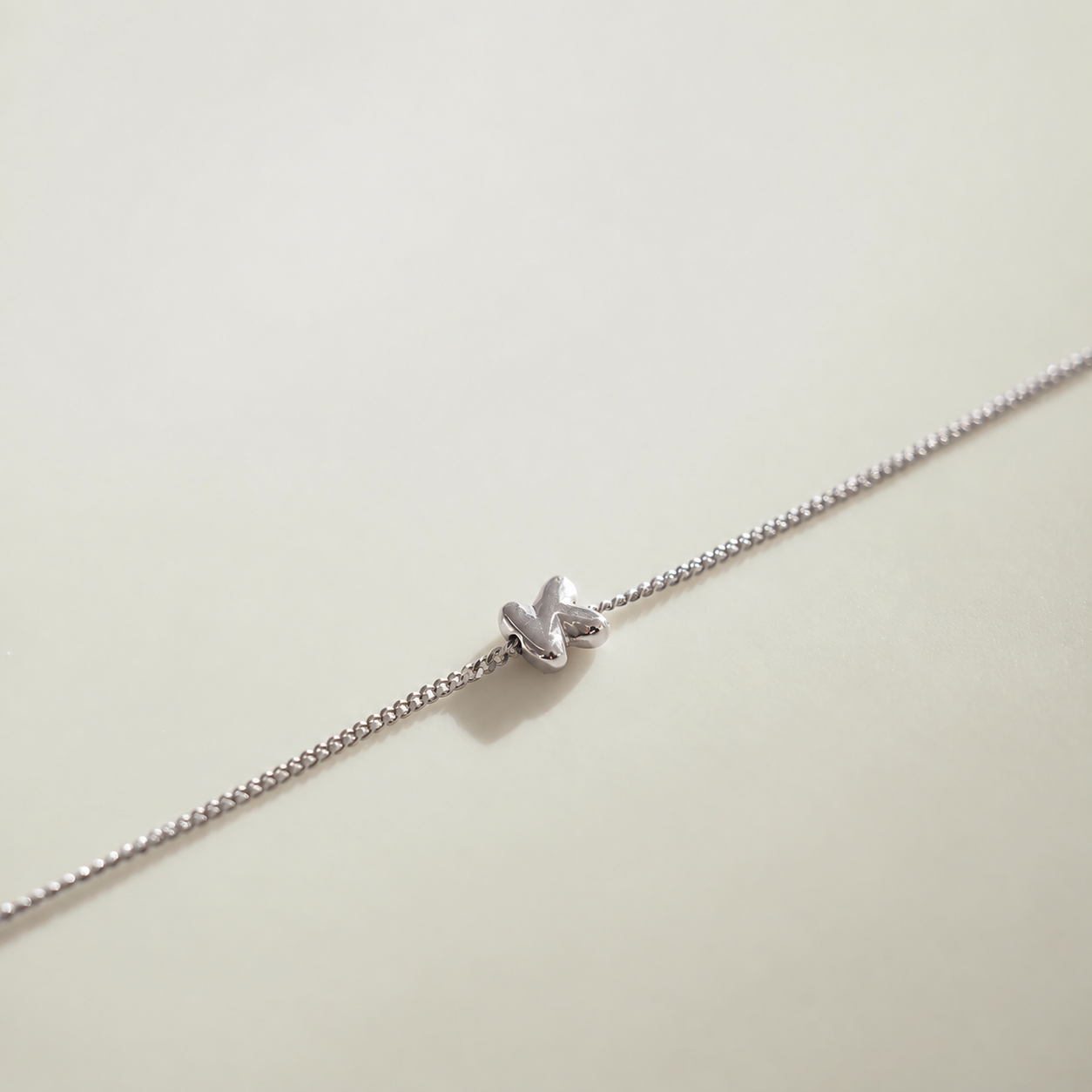 Delicate white gold K chain