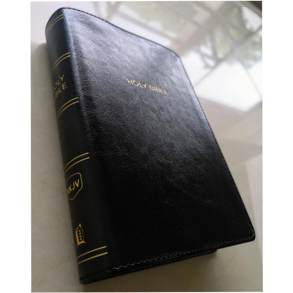 faith-book-store-english-bible-thomas-nelson-New-King-James-Version-NKJV-deluxe-compact-large-print-reference-red-letter-black-leathersoft-gold-edge-9780785217527-side-800x800.jpg