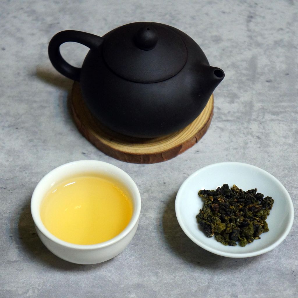 阿里山烏龍茶乾與茶湯.jpg