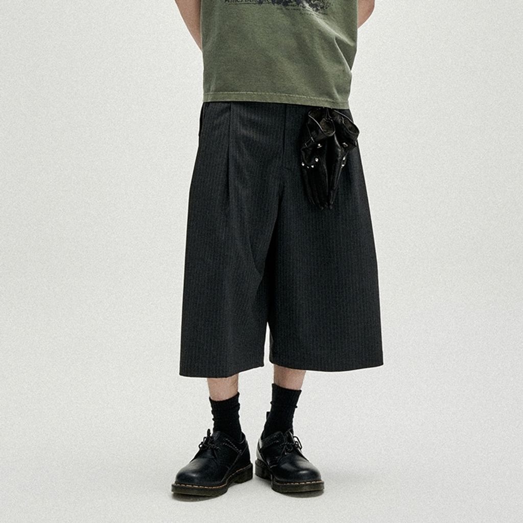 Two Tuck Stripe Bermuda Shorts_CH1