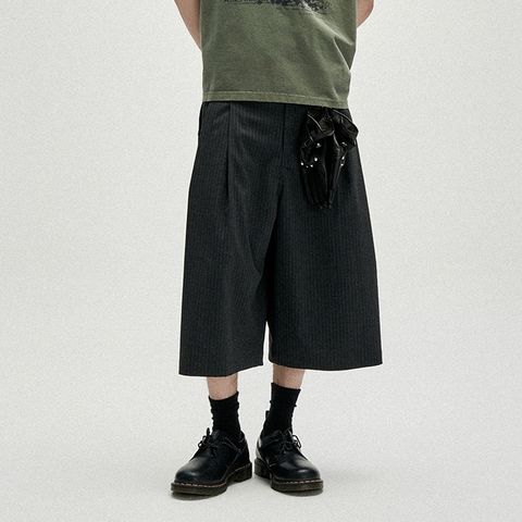 Two Tuck Stripe Bermuda Shorts_CH1