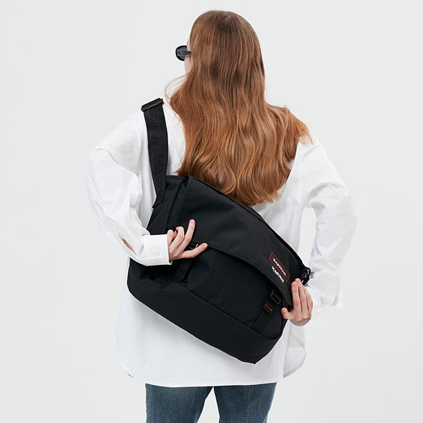 KIRSH x EASTPAK Delegate 側背郵差包(黑) – zerone
