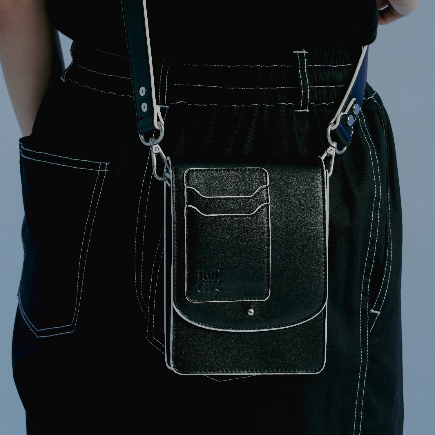 ROMANTIC CROWN Recent Logo 皮革側背小包(兩色) – zerone