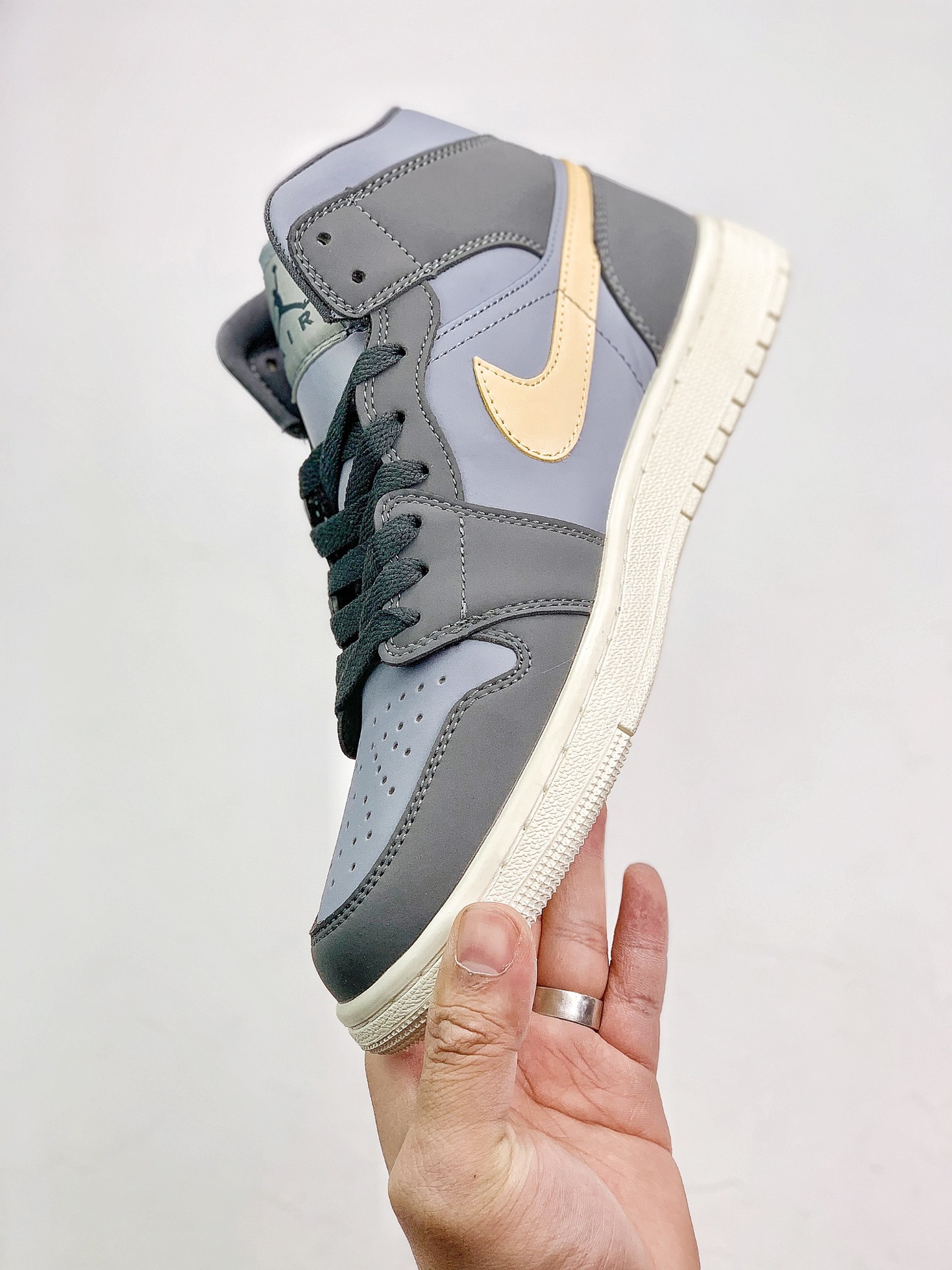 160 AJ1 Mid 36-45 (13).jpg