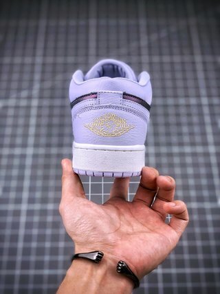 200 AJ1 35.5-40 Half (4).jpg
