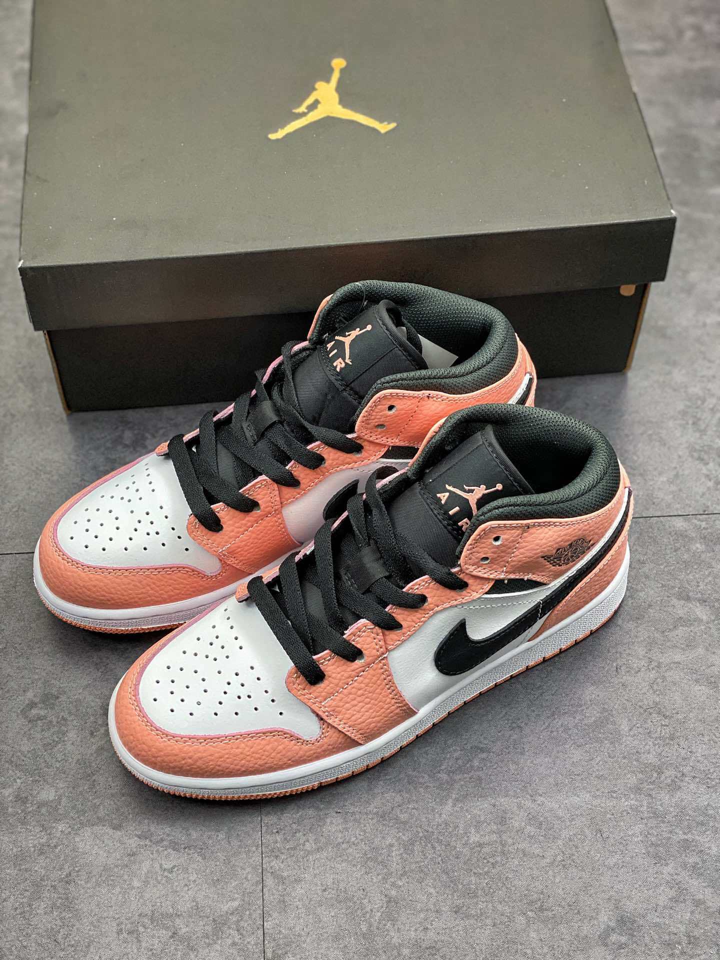180 AJ1Mid 36-40 no 44.5 (3).jpg