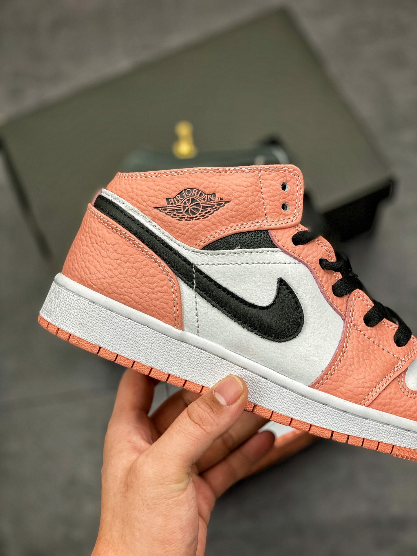 180 AJ1Mid 36-40 no 44.5 (7).jpg