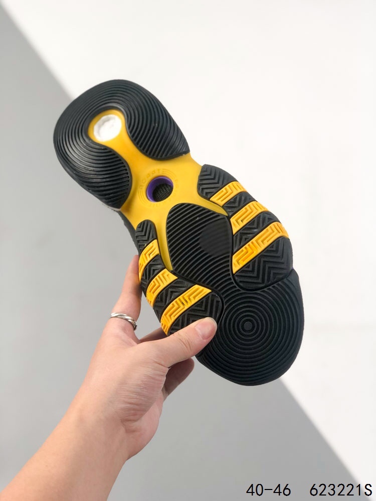 150 Trae Young 2 40-46 Half  (32)