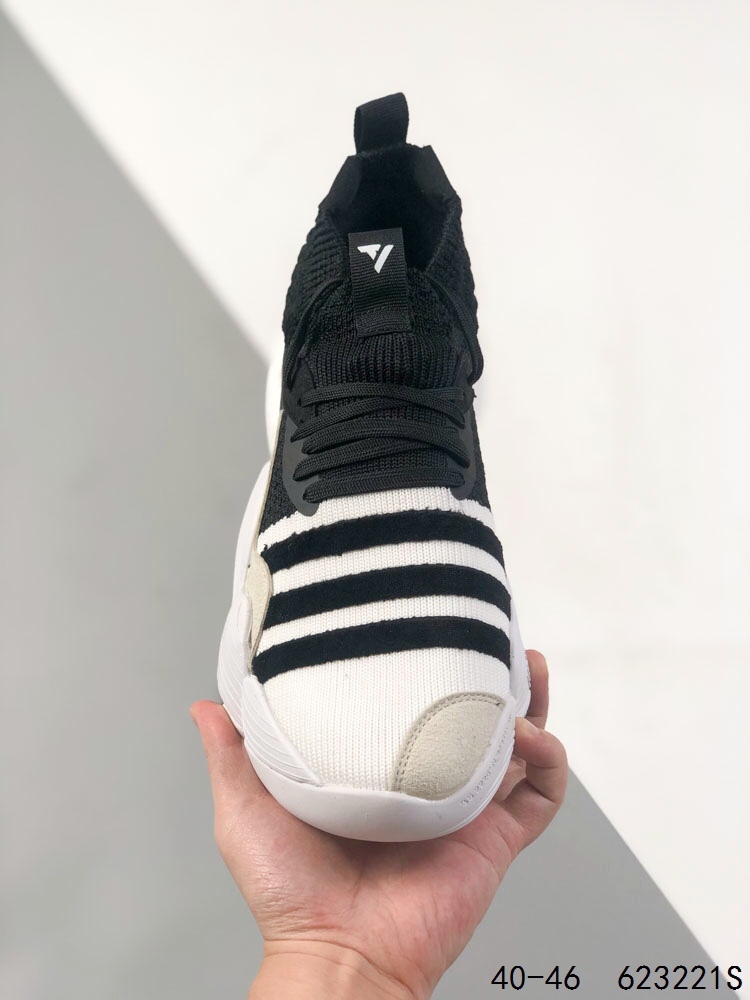 150 Trae Young 2 40-46 Half  (26)