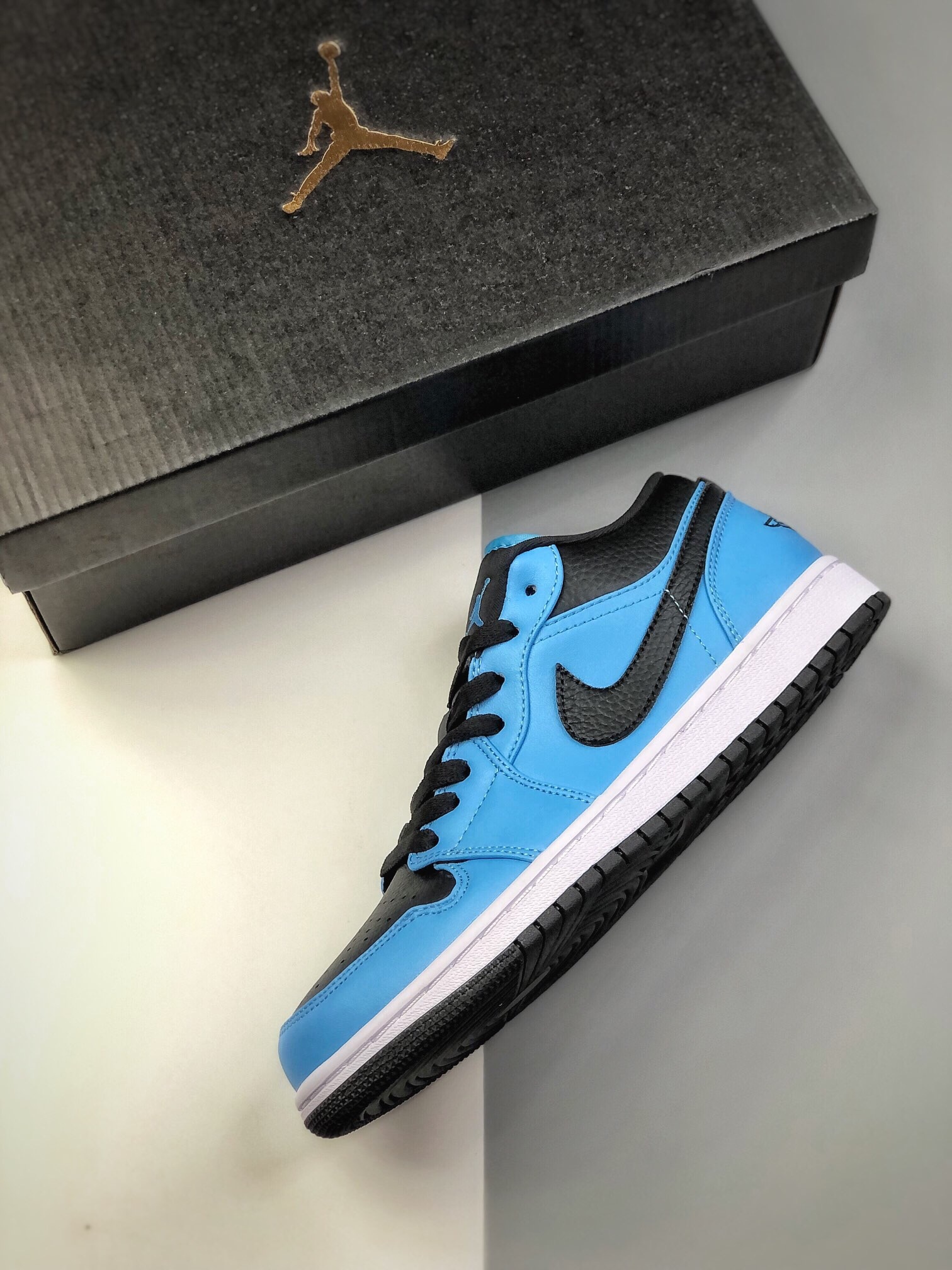 140 AJ1 Low 36-47.5 (6)