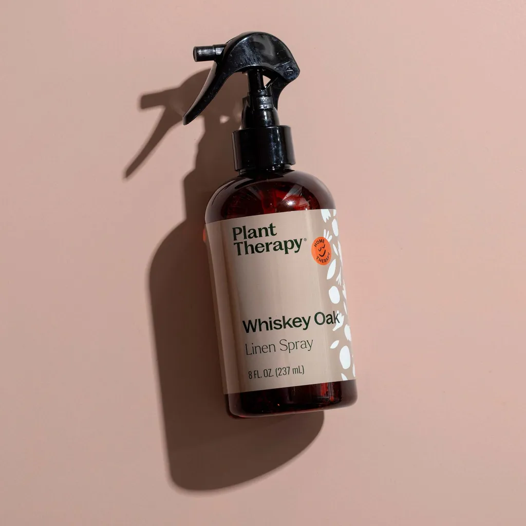 Whiskey_Oak_Linen_Spray-08