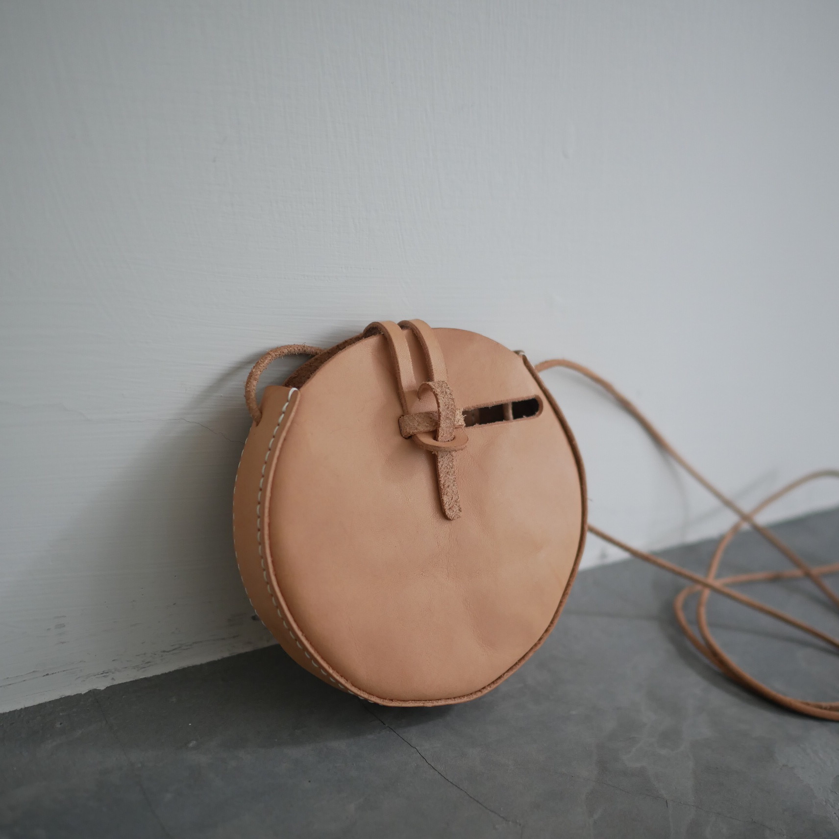leather round shoulder bag small-01.JPG