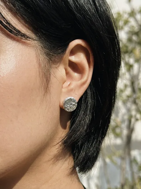 圓形耳環配戴照