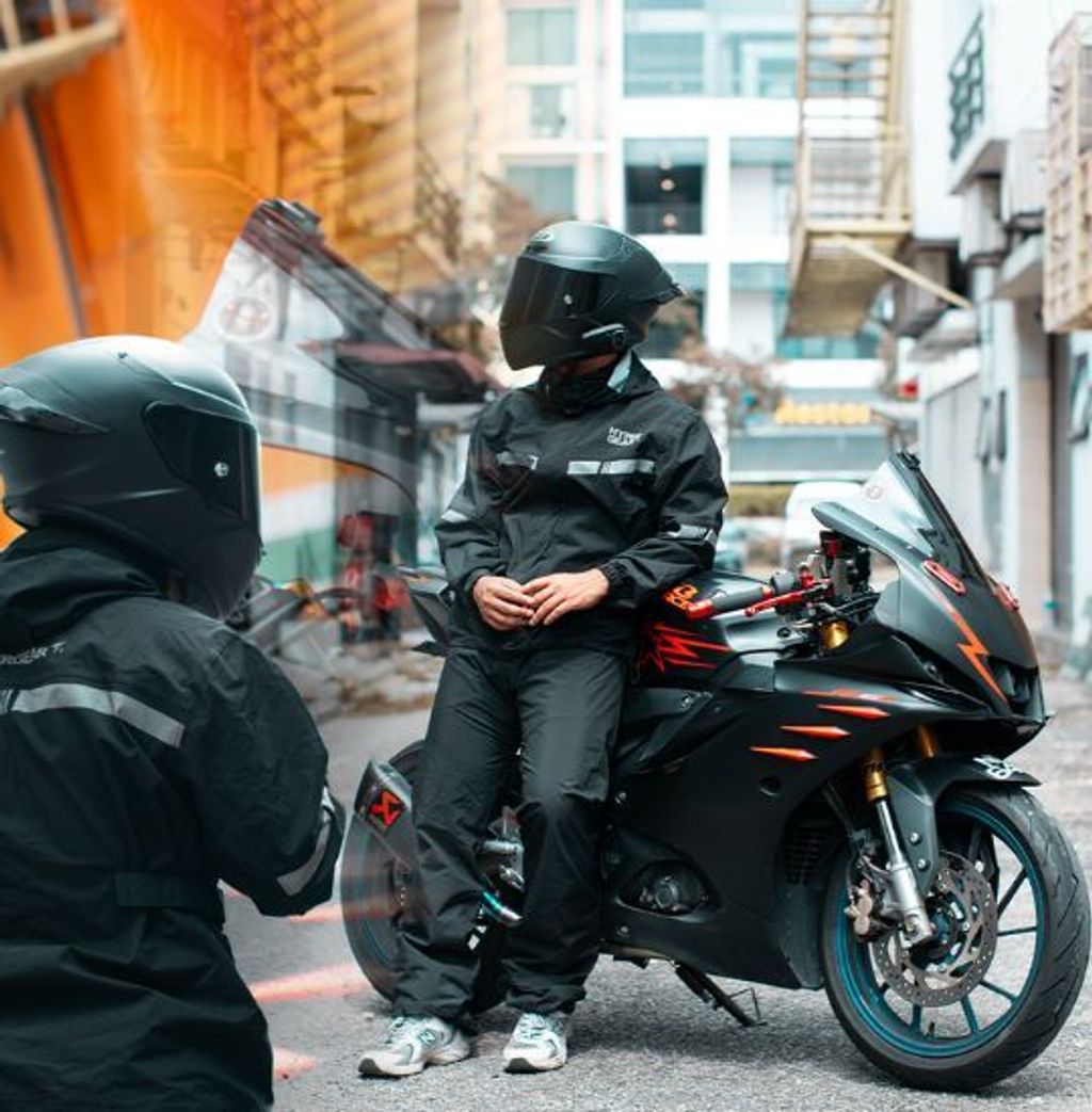 Stormbreaker_raincoat_1024x1024