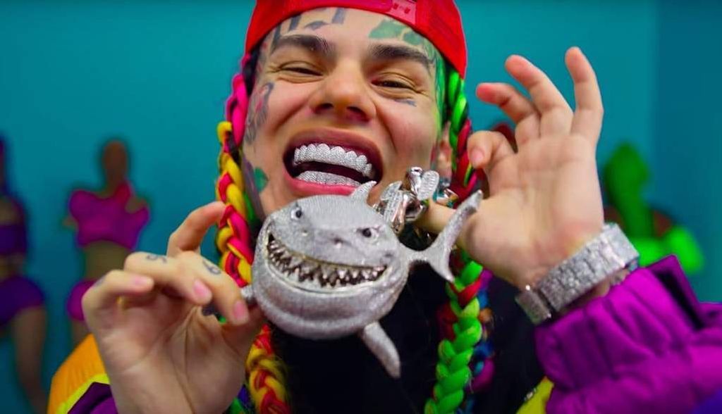 Tekashi-6ix9ine-finding-nemo-chain_1024x1024.jpg