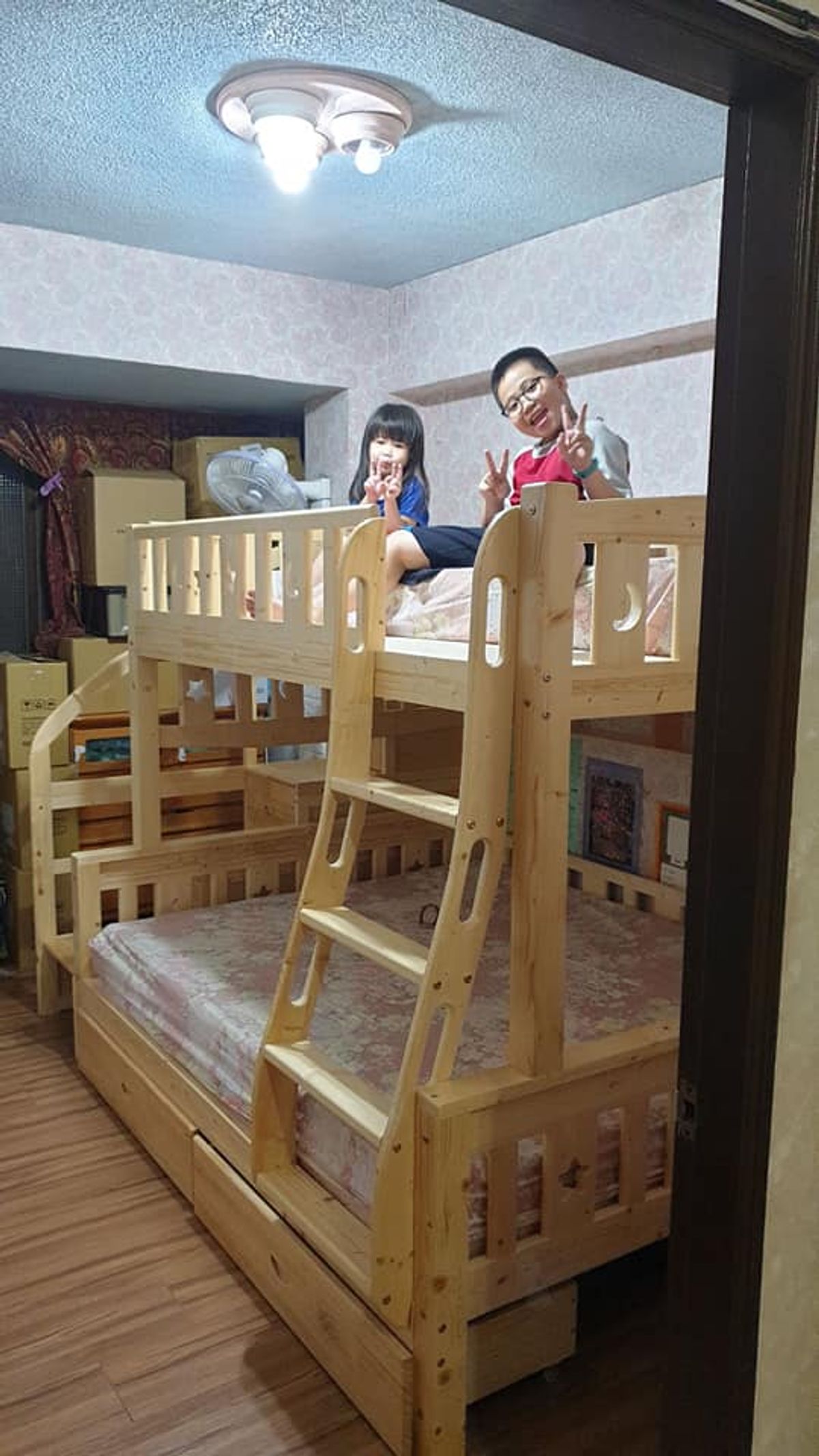 HA BABY 環安實木家居-顧客好評迴響-可拆雙梯款,小朋友笑得真開勳~