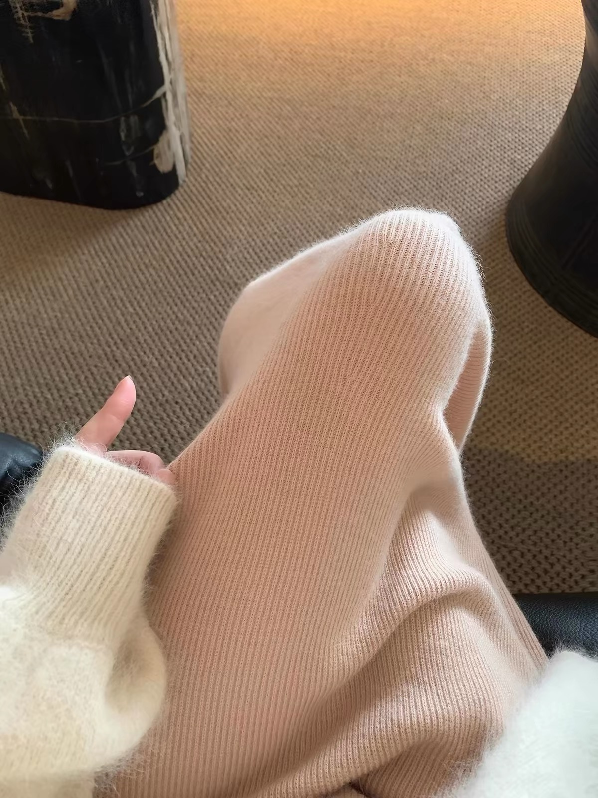 粉色針織半身裙近拍,展示細密直向紋理