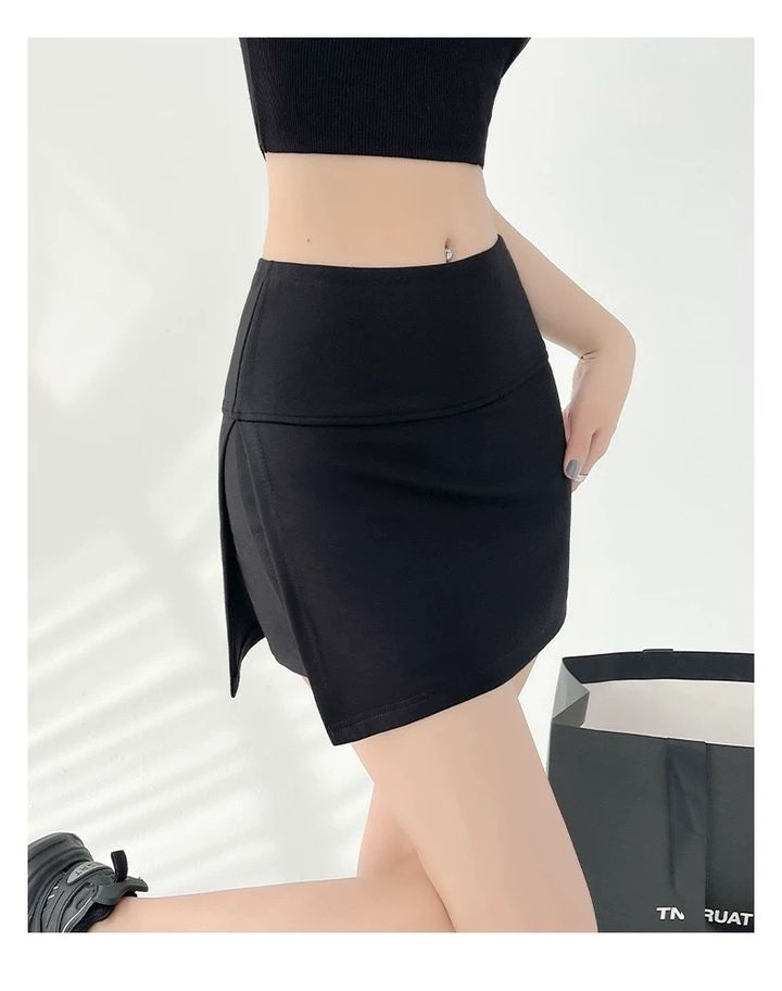 黑色交叉裙片裙褲，屈膝展示正面裙片