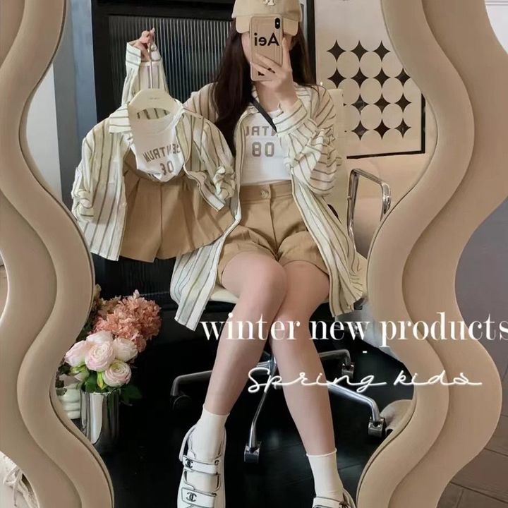 休閒母子母女裝，女性穿條紋襯衫、白背心與卡其短褲並展示童裝