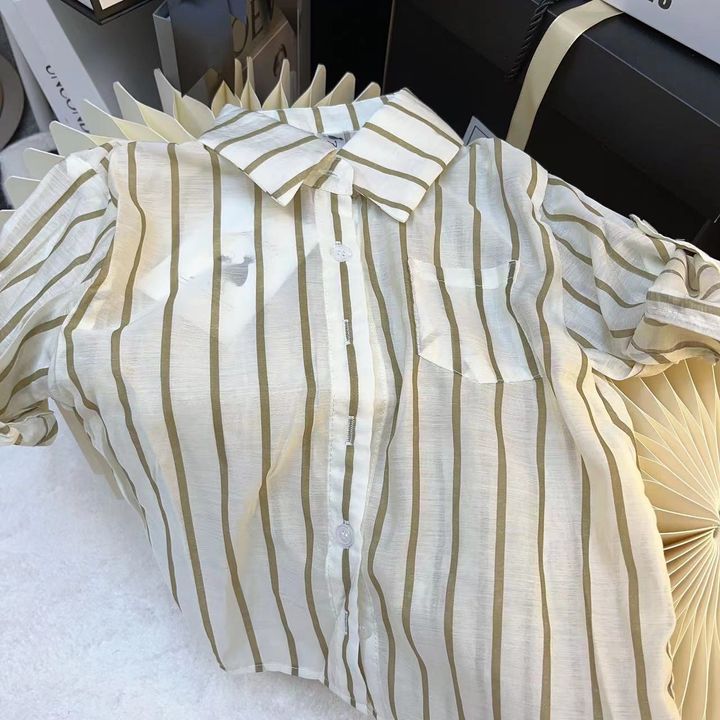 白底卡其直條紋襯衫領口與鈕扣細節