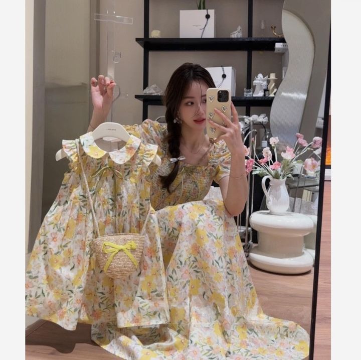 媽媽穿黃橘碎花公主袖洋裝坐姿自拍，手持同款女童洋裝