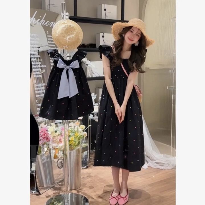 愛心飛袖母女親子裝，媽媽穿黑色洋裝並展示背部蝴蝶結童裝