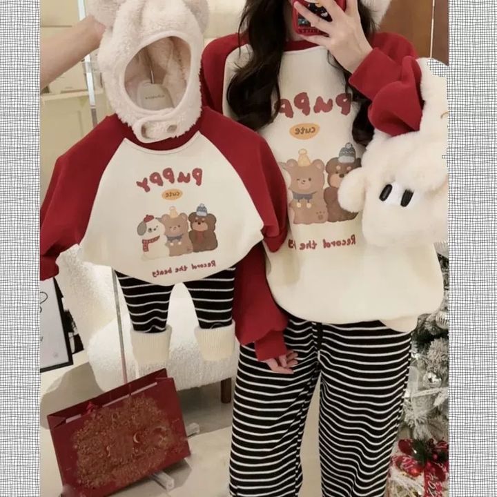 米白底紅肩袖PUPPY小狗圖案上衣，成人手持同款童裝的鏡前穿搭