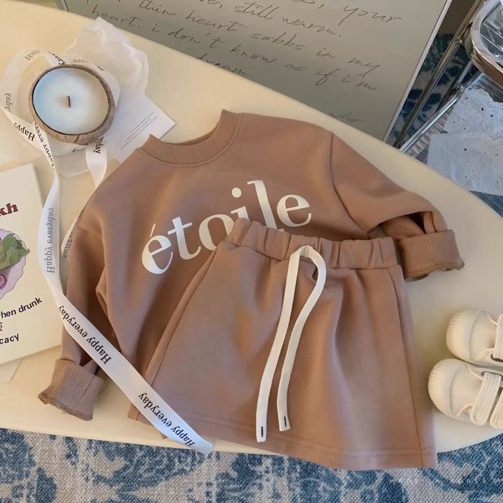 咖啡色 étoile 字母長袖上衣與抽繩短裙平放展示