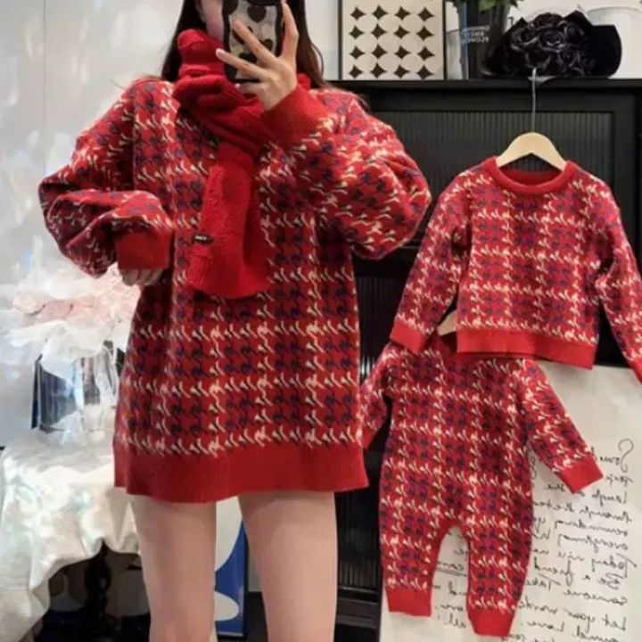 紅色千鳥格紋毛衣，成人搭配紅圍巾與同款童裝吊掛展示