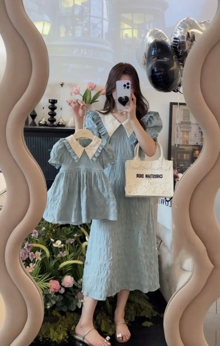 白領短袖藍色母女親子裝，媽媽穿洋裝並展示同款童裝