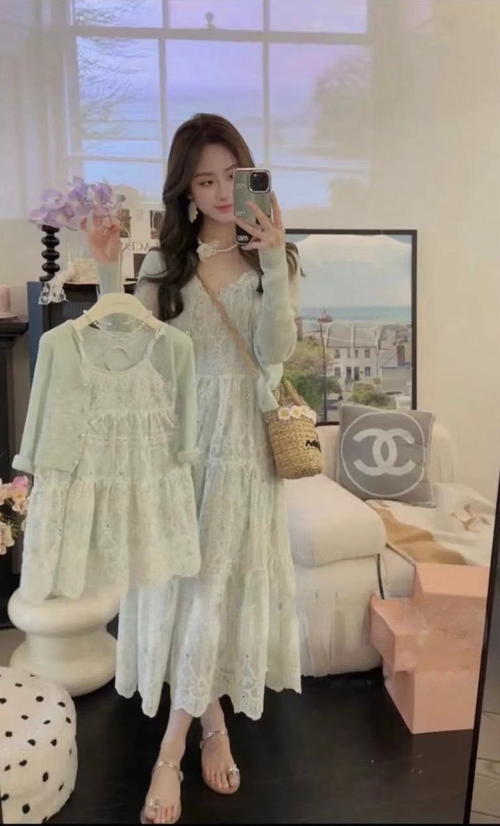 媽媽穿淺綠蕾絲洋裝與小外套，手持同款女童套裝自拍
